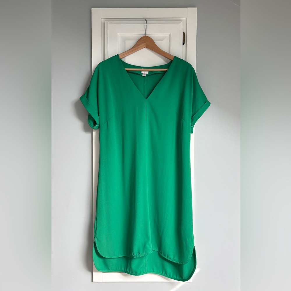 Chic Green V-Neck Dress